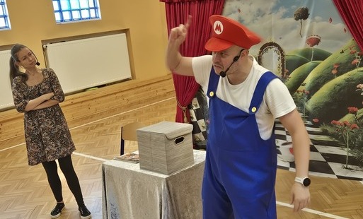 Zdjęcie do Spektakl profilaktyczny &bdquo;Magiczne Pudełko&rdquo;